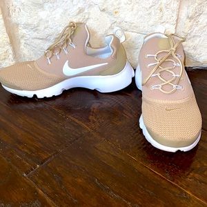 Like new! Women’s Nike lifestyle shoe!